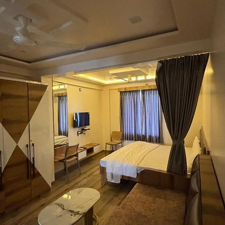 ホテル Royal Pure Veg Restaurant And Lodging Ambegaon エクステリア 写真
