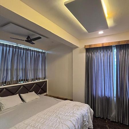 ホテル Royal Pure Veg Restaurant And Lodging Ambegaon エクステリア 写真