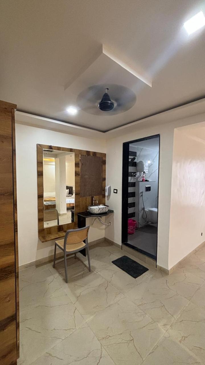 ホテル Royal Pure Veg Restaurant And Lodging Ambegaon エクステリア 写真