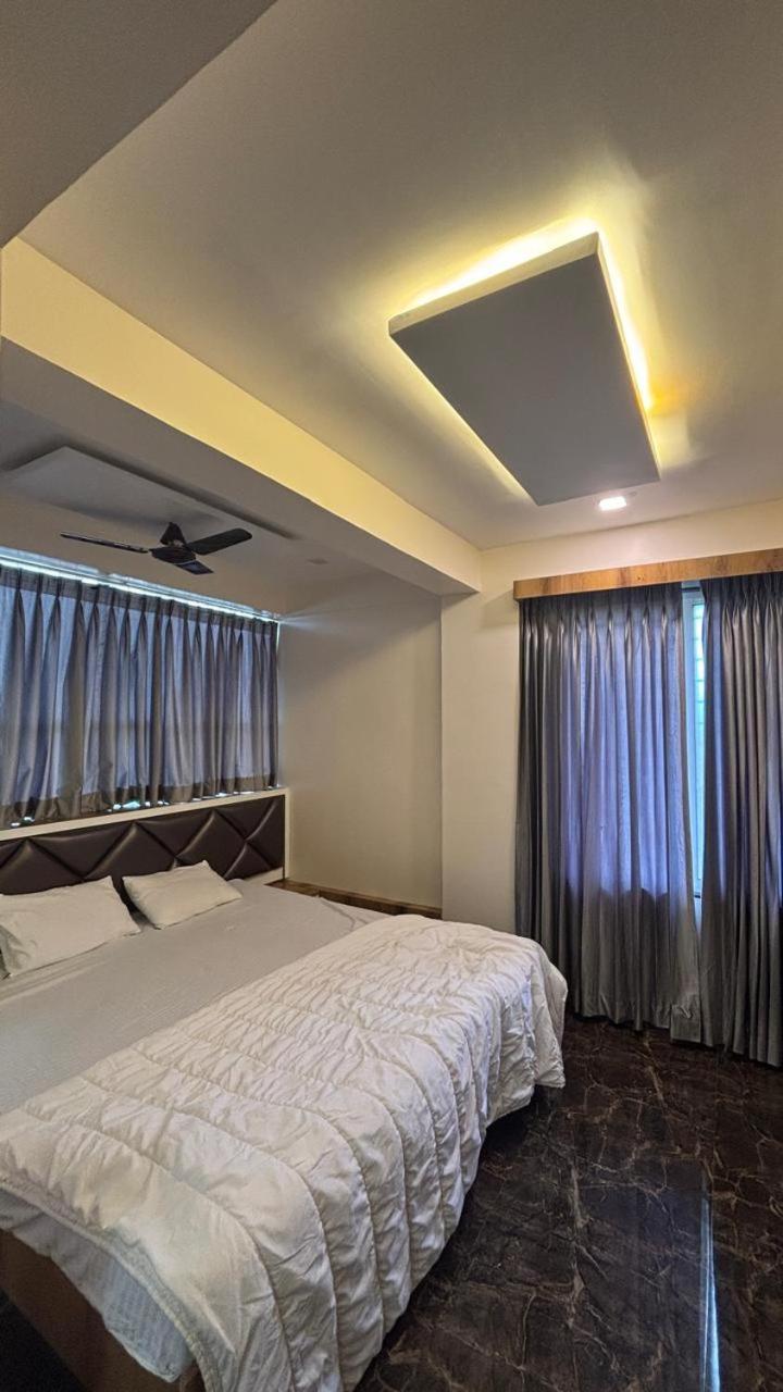 ホテル Royal Pure Veg Restaurant And Lodging Ambegaon エクステリア 写真