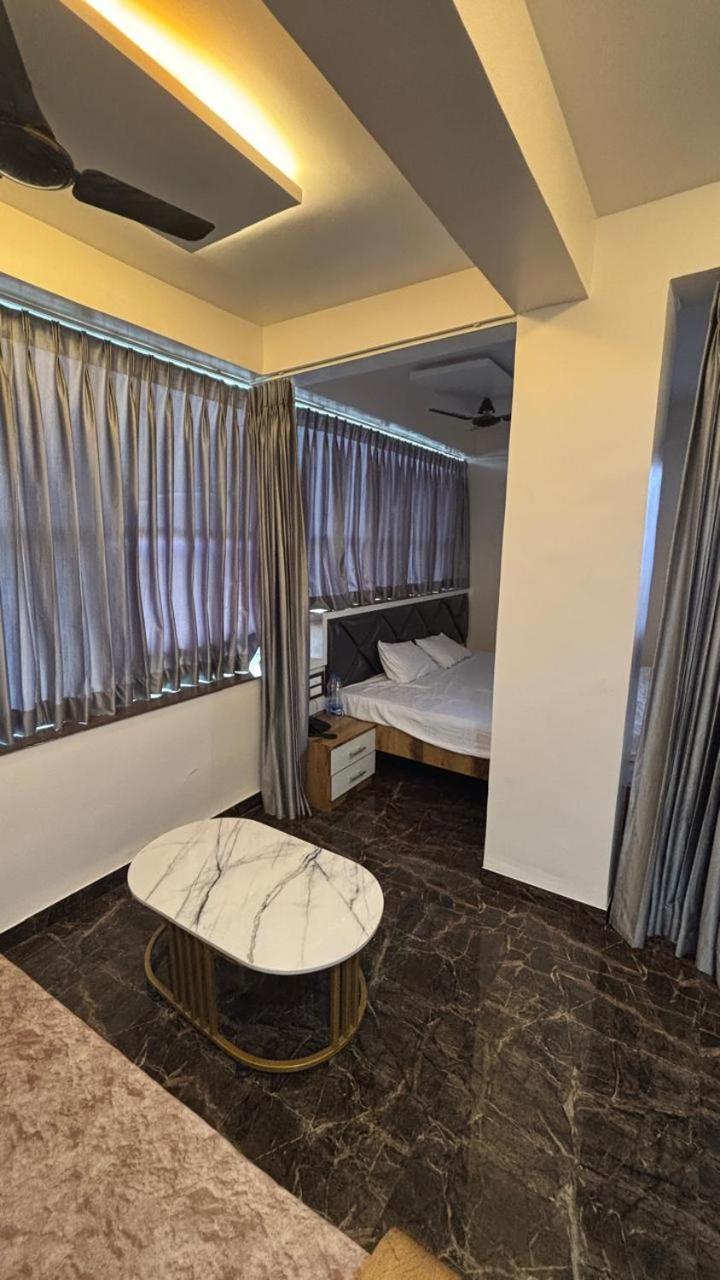 ホテル Royal Pure Veg Restaurant And Lodging Ambegaon エクステリア 写真